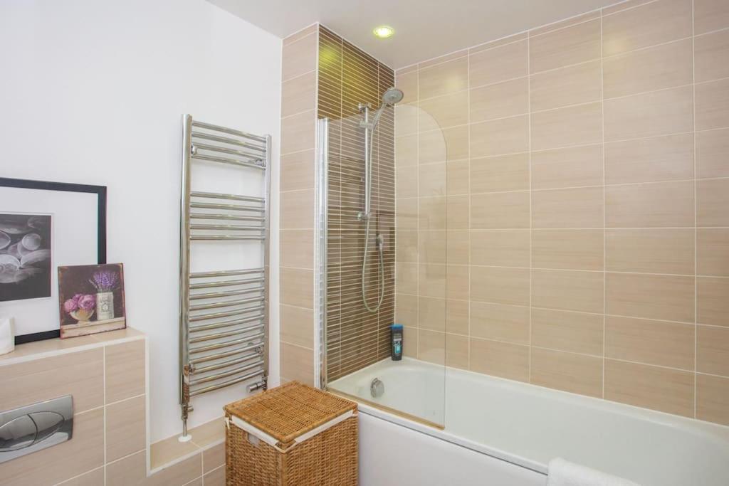 Unique & Welcoming 2Bd Flat In Limehouse Apartamento Londres Exterior foto